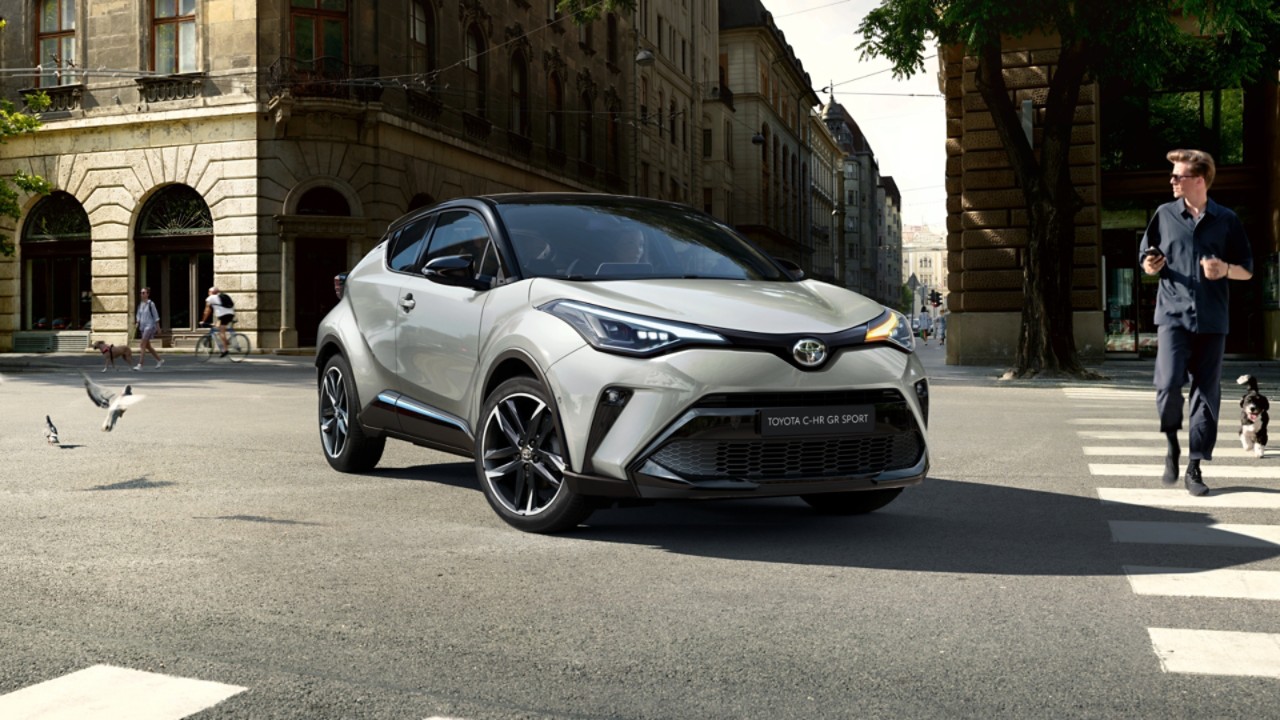 toyota-chr-driving-along-road-people-staring-1920x1080-1